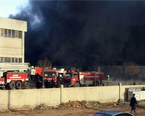 Gaziantep Büyükşehir Büyükşehir Belediyesi İtfaiye Daire Başkanlığı'na bağlı ekipler ve Merkez Organize Sanayi Bölgesi itfaiyeleri, Gaziantep 4. Organize Sanayi Bölgesi'nde fabrikada çıkan yangını söndürdü.