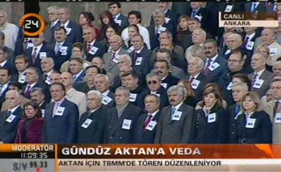 MHP Milletvekili, emekli büyükelçi Gündüz Suphi Aktan için Dışişleri'nin ardından TBMM'de bir tören düzenlendi. Törene siyasiler ve Aktan'ın ailesi katıldı.