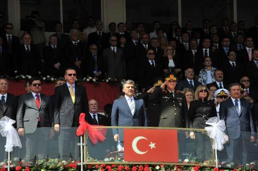 19 Mayıs Atatürk'ü Anma ve Gençlik ve Spor Bayramı, yurt genelinde törenlerle kutlandı. Ankara'da bayram Cumhurbaşkanı Gül'ün de katıldığı törenle, 19 Mayıs Stadyumu'nda kutlandı.