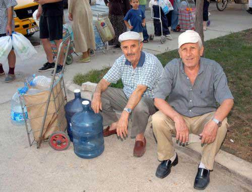 İzmir'de, Karşıyaka ve Bornova İlçelerinde, içme suyundaki arsenik değerinin standartların üzerinde çıkmasıyla endişeye kapılan halk su kuyruklarına düştü