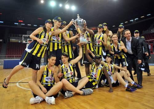 Türkiye Bayanlar Basketbol Liginde 2009-2010 sezonu şampiyonluğunu, play-off final serisinde ezeli rakibi Galatasaraya 3-0 üstünlük sağlayan Fenerbahçe, üstüste 5., toplamda da 8. kez elde etmişti.