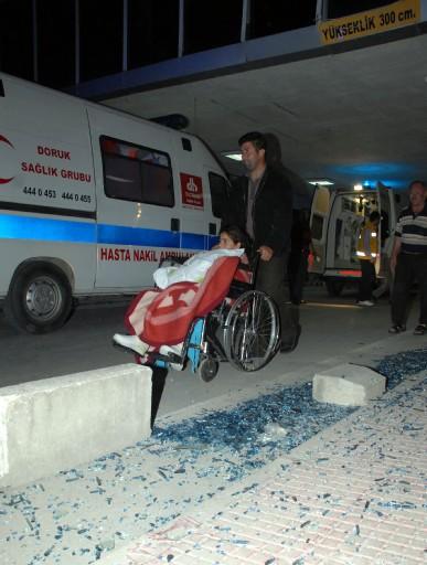 Bursa Yıldırım Merkez İlçesi'nde Şevket Yılmaz Devlet Hastanesinde yangın çıktı. 1'i çocuk 39 hastanın başka hastanelere sevk edildiği yangın sonucu 3'ü kadın 8 kişi hayatını kaybetti.