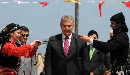 CHP lideri Baykal, 32. Uluslararası Karadeniz Giresun Aksu Festivali'nin açılış törenine katıldı. Törende mitolojik inanışa göre dilek tutan Baykal, dileğinin gerçekleşmesi için 3 kez sacayağından geçti.