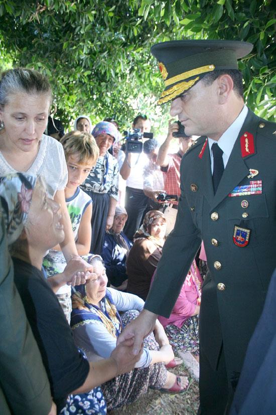 Tunceli'de meydana gelen trafik kazasında şehit olan Jandarma Kıdemli Çavuş Hamiyet Aksoy, memleketi Adanada toprağa verildi.