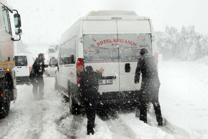 Sınır köylerinde tipi şekilde devam eden kar yağışı nedeniyle Türkiye'yi Avrupa'ya bağlayan uluslararası karayolunun Hamzabeyli kesiminde yolun tek şeridi ulaşıma kapandı. Karayolları 1. Bölge Müdürlüğü ekipleri, yolun diğer kısmının ulaşıma kapanmaması için kar kürüme çalışmalarını sürdürürken, araçların güçlükle ilerlediği bildirildi.