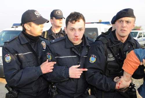 Sultanbeyli'de yaklaşık 50 gecekonduyu yıkmak için gelen yıkım ekipleri ile gecekondu sahipleri arasında kavga çıktı. Yıkım sırasında objektiflere yansıyan kareler insanın kanını dondurdu: