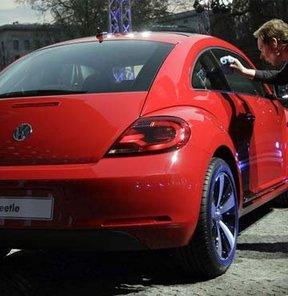 Türkiyeye 2012de gelecek ve 22 bin Eurodan başlayan fiyatlarla satılacak olan yeni Beetleın dedesi Vosvosa çok benzeyen tasarımını gerçekleştiren üç kişilik ekibin bir üyesi de Türk kökenli Nisan Kucam
***
Dünyada yüzde yüz başarıyla 7den 70e istisnasız herkesin gölgesinden tanıyabileceği tek otomobil olan Volkswagen Beetle, bizdeki adıyla Vosvos ya da Kaplumbağa, Çinin Şanghay kentinde tanıtılan yeni modeliyle, yeniden eski gölgesine benzemeyi başardı. Bu aynı zamanda çok da başarılı olmayan ikinci kuşak New Beetledan dönüş anlamına geliyordu.