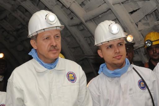 Başbakan Erdoğan bir ilki gerçekleştirdi, 564 metre yerin dibine indi. Darbeli kırıcı kullanarak kömür çıkaran Başbakan, burada işçilerle beraber 'Kömeç' yedi.