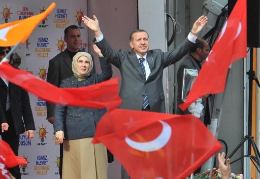 AK Parti Genel Başkanı ve Başbakan Recep Tayyip Erdoğan'ın Şanlıurfa mitinginde izdiham yaşandı. Erdoğan, aşırı kalabalıktan dolayı Şanlıurfa'daki miting alanına giremedi