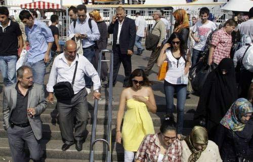 Ajans, Tophane değerlendirmesini yaptığı haberinde Beyoğlunda çekilen fotoğrafları kullandı.