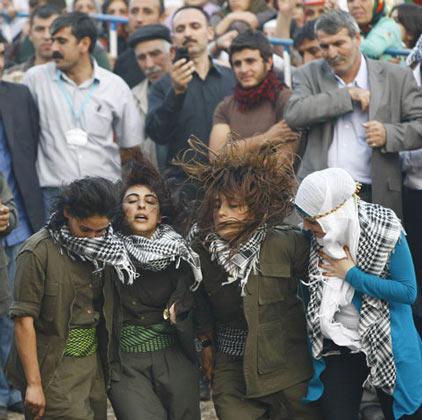 Kendilerine "barış grubu" diyen 34 PKK'lıyı karşılamak için Diyarbakır'da dün akşam onbinlercu kişinin katıldığı bir miting düzenlendi. Grubun alana girişi sırasında sloganlar atıldı, meşaleler yakıldı.