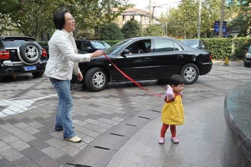 Devlet politikası gereği tek çocuk yapma izni verilen Çin'de minik çocukların kaybolmaması için koltuk altlarından itibaren takılan çocuk tasmasıyla güvence altına alınması, ilginç görüntüler oluşturmuştu.