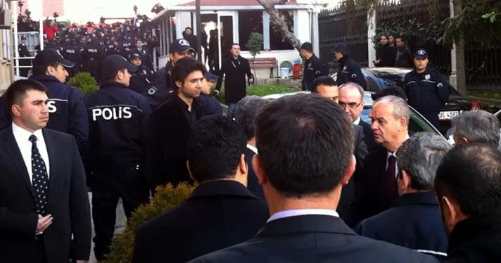 Kendisini karşılayan görevliyle tokalaşan Başbuğ, basın mensuplarına gülümseyerek adliyeye girdi.