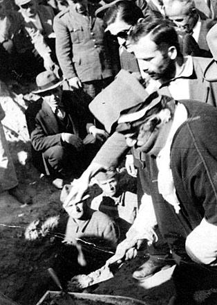 Bu fotoğraf 1957 senesinde Isparta Tugayı'nda çekildi. Komutanların da hazır bulunduğu merasimin onur konuğuydu Bediüzzaman. Temel atma törenine Isparta halkının ilgisi büyüktü. Konuşmaların ardından Tugay Komutanı Feyzi Fırat Bey "Caminin ilk harcını Hocaefendi koysun" dedi. Said Nursi Bismillah diyerek temele ilk harcı koydu. Fotoğrafta Bediüzzaman, talebesi Zübeyir Gündüzalp ile birlikte görülüyor.