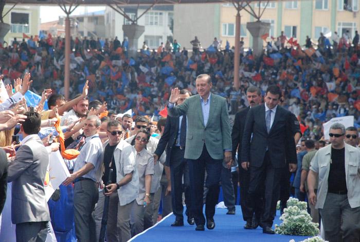 Başbakan Recep Tayyip Erdoğan, Gebze'e çok önem verdiği gençlerle bir araya geldi. Yaklaşık 50 bin gencin katıldığı şölende, stadı dolduranlar 'Haydi Anadolu'yu söyledi.