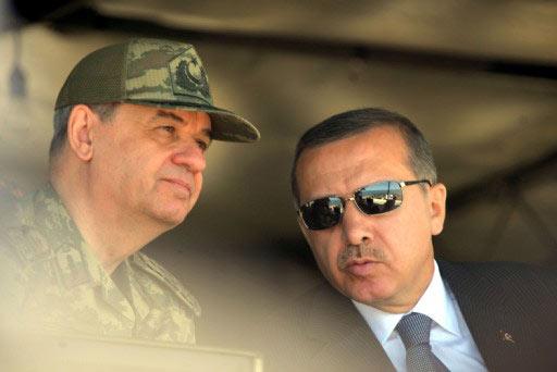 Başbakan Erdoğan, Genelkurmay Başkanı Org. İlker Başbuğ, Efes-2009 Tatbikatı'nın fiili atışlı seçkin gözlemci gününe katıldı. tatbikatta bir çok ilk de gerçekleşti.
