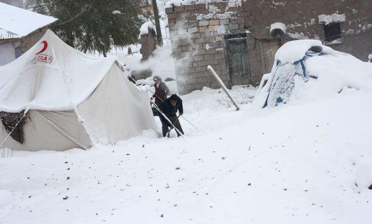 Allah'ın nimeti ve bereketi kar, böylesi felaket günlerinde depremzeler için kabus gibi görüyor... Ama Gökten ne indi de yer kabul etmedi diyen depremzedeler yine de hallerine şükrediyor çünkü beterin beteri olduğuna şahitler...