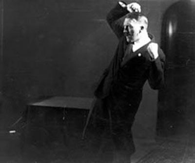 Nazi liderini intihar etmeden birka&ccedil; g&uuml;n &ouml;nce evlendiği Eva Braun ile tanıştıran kişi olarak tanınan Hoffmann, II. D&uuml;nya Savaşı'nın ardından 4 yıl hapiste kalmış, 1957 yılında 72 yaşındayken &ouml;lm&uuml;şt&uuml;.  <br><br>

Kitabın &ouml;ns&ouml;z&uuml;n&uuml; yazan tarih&ccedil;i Roger Moorhouse, Hitler'in etkileyici bir hatip olduğunu ve fotoğrafların da Nazi liderinin bu konuda ne kadar sıkı &ccedil;alıştığını g&ouml;sterdiğini s&ouml;yledi.
