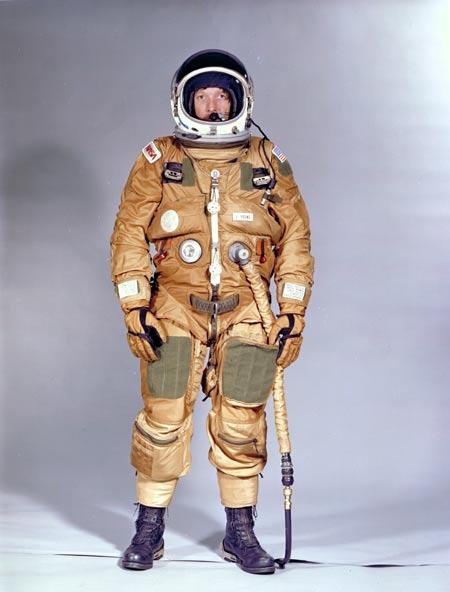 Uzay Mekkiği: İlk uzay Mekiği STS-1, 12 Nisan 1981'de dünyadan ayrıldığında astronot John Young ve Robert Crippen bu elbiseyi giyiyorlardı.