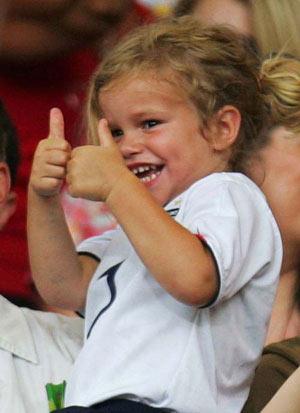 <b>Romeo Beckham:</b> Futbol yıldızı David Beckham ile eski şarkıcı, yeni modacı Victoria Beckham'ın 7.5 yaşındaki oğlu Romeo da modada kendi doğrularını benimseyenlerden. Küçük Beckham, bir İngiliz asilzadesi ile spor şıklığın bileşkesi.
