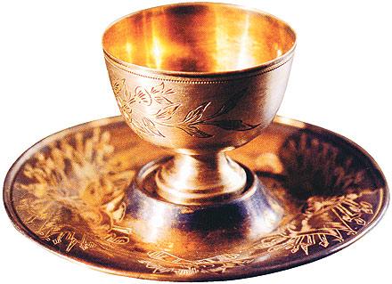 <strong>Fincan zarfları:</strong> Zarflar kahvenin incecik fincanını hem korumak hem de elin yanmaması için kullanılırdı. Fincan zarfları yapıldıkları malzeme türlerine göre üçe ayrılırdı. Madenlerden yapılan (gümüş, pirinç, bakır, altın), sert ve hoş kokulu ağaçlardan yapılanlar (abanoz, kuka, ödağacı) ve bağa, fildişi, boynuz gibi madenlerden yapılanlar.