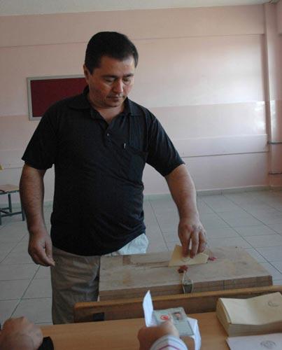 Halk oylamasında, beyaz renk üzerine ''Evet'', kahverengi üzerinde ''Hayır'' ibareleri bulunan iki ayrı renkten oluşan birleşik oy pusulası kullanılacak.