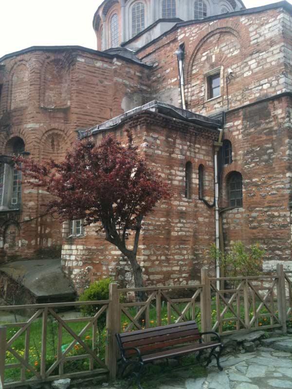 Fotoğraf makinelerinde flaş kullanımına izin verilmediği ve her kilise de olduğu üzere ortam oldukça karanlık olduğundan görüntüler çok net değil. İnternetten resimlere bakılabilir, yahut daha iyisi bizzat gidip görülmesi.