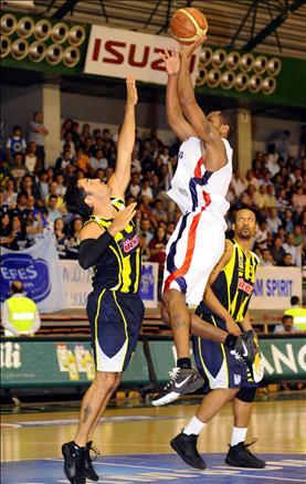 Beko Basketbol Ligi'nde play-off final serisinin ilk maçında Fenerbahçe Ülker, Efes Pilsen'i 68-60 yenerek, 1-0 öne geçti.