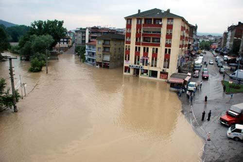 Sel suları Bartın'ı Venedik'e çevirdi