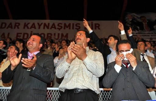 Helikopter kazasında hayatını kaybeden BBP Genel Başkanı Muhsin Yazıcıoğlu'nun yerine bugün yeni genel başkan seçiliyor. Kongrede, Yalçın Topçu ve Tuna Koç yarışıyor.