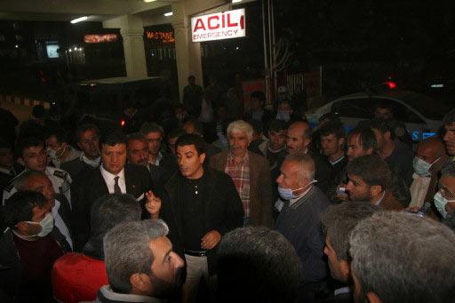 Mardin'in Mazıdağı ilçesine bağlı Bilge Köyündeki silahlı saldırıda yaşamını yitirenler için köyde mezar kazılıyor. 44 cesedin otopsilerine başlandı. Köyden ağıtlar yükseliyor.