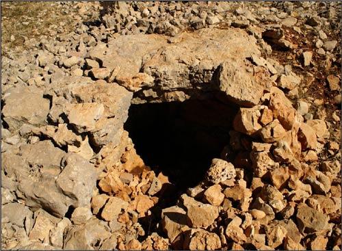 Taş Devri'nden kalma tarihi (Paleolitik) kalıntıların bulunduğu son merkez, kültürleri kaynaştıran özelliği ile antropologların gözdesi olan Mardin'de Artuklu Üniversitesi Kampus arazisinde yer alıyor.
