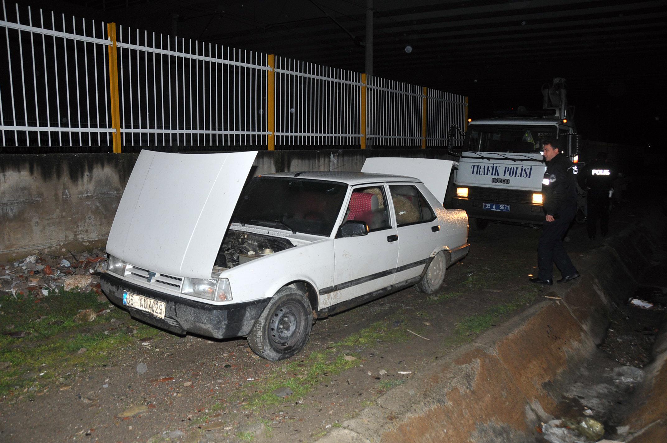 Gözaltına alınan zanlı, Oto Hırsızlık Büro Amirliği ekiplerine teslim edildi. Yapılan incelemede, zanlıların önce otomobili çaldıkları, otomobile başka bir plaka taktıkları ve Menderes ilçesi Çileme köyünden Niyazi Ovacık'a ait olan 8 adet koyunu çaldıkları ortaya çıktı. E.Ö.'nün poliste çok sayıda suç kaydı bulunduğu belirtildi. Polis, otomobili ve koyunları sahiplerine teslim etti. Olayla ilgili olarak soruşturma başlatıldı.