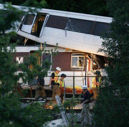 Washington'da, Maryland eyaleti yakınında metro kazasında çok sayıda kişi öldü. Bazı yerel radyo ve televizyonlarda, trenin makinistinin telefonla mesaj atmakta olduğu sırada, aynı istikamette giden diğer trene arkadan çarptığı iddia edildi.