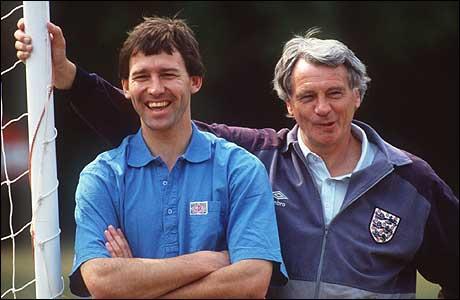 İngiltere Milli Takımı'nın eski futbolcusu ve teknik direktör Sir Bobby Robson'un 76 yaşında İngiltere'nin County Durham kentindeki evinde kansere yenik düştüğü bildirildi.