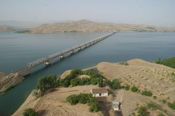 Baraj gölü üzerinde bulunan ve çift katlı hale getirilerek tren raylarının yanında lastik tekerli araçların da geçişinin sağlanması planlanan köprü...