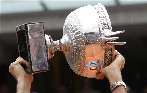 Roland Garros'u hiç kazanamamış 13 Grand Slam şampiyonu Roger Federer, hayatının en büyük hayalini gerçekleştirip daha önce 3 kez finalde Nadal'a yenildiği Fransa Açık'ta şampiyon oldu...