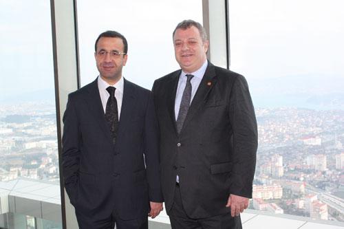 Kiler Holding Yönetim Kurulu Başkanı Nahit Kiler, Jones Lang LaSalle Türkiye Başkanı Avi Alkaş, ortak başarıya ortak tebessüm ederlerken...