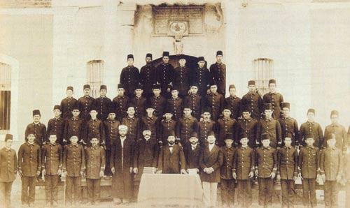 Hamidiye zirat okulunda mükafat töreni...
<br>
Not: Bu galerideki tüm görseller Aylık Tarih, İlim ve Kültür Dergisi Yedikıta'nın Haziran 2010 tarihli 22 sayısandan alıntılanmıştır. Konuyla ilgili detaylı bilgiler ve derginin bu ayki diğer önemli haberleri için ilgili haberi tıklayabilirsiniz...