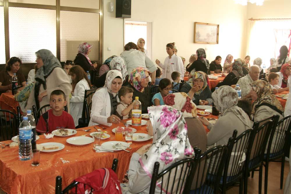 Saygı duruşu ile başlayan tören yemek ziyafeti ile sona erdi..