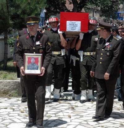 Şehit jandarma komando er İsmail Bay'ın cenazesi, Tokat'ın Turhal ilçesinde toprağa verildi.