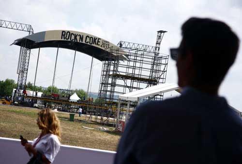 Coca-Cola tarafından Pozitif Productions organizasyonuyla gerçekleştirilen ''Rock'n Coke Festivali'', ana sahnedeki Türkçe rock müzik grubu Çilekeş'in konseriyle başladı.