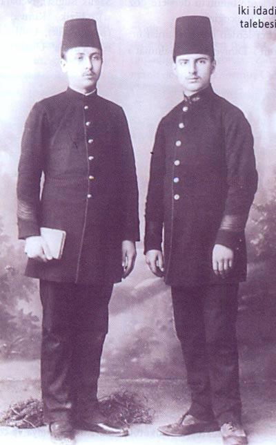 İdadide okuyan iki Osmanlı öğrencisi