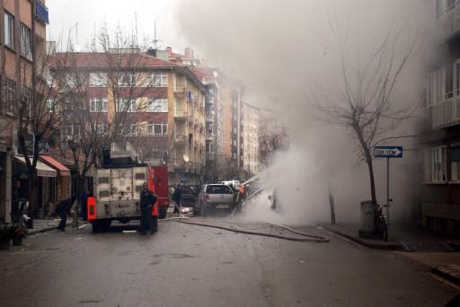 skişehir'de parfümeri dükkanında patlama meydan geldi. Ana cadde üzerindeki dükkan yerle bir oluken olay yeri savaş alanına döndü