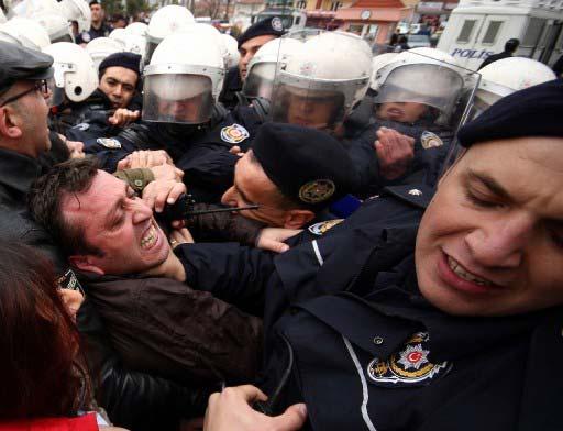 SAGLIK VE SOSYAL HIZMET EMEKCILERI SENDIKASI (SES) UYELERININ, ANKARA'DA IS BIRAKMA EYLEMI YAPARKEN YURUMEK ISTEMELERI UZERINE EYLEMCILERLE POLIS ARASINDA ARBEDE YASANMISTI. ( FIRAT YURDAKUL)