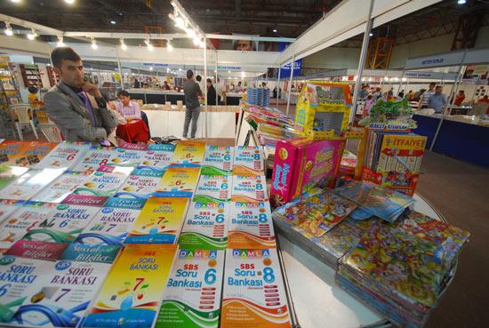 Kocaeli Büyükşehir Belediyesinin bu yıl ilkini gerçekleştirdiği Kitap Fuarı, İnterteks Fuar Alanında, il protokolü ve 3 bine yakın vatandaşın katılımıyla açıldı.