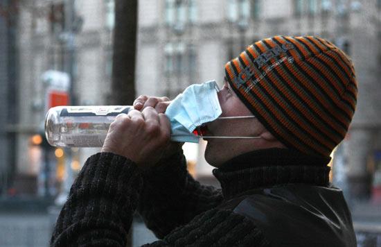 Rusya tüketici hakları ajansı Rospotrebnadzor, Rusya genelinde domuz gribi olarak bilinen H1N1 virüsünden ölenlerin sayısının 10'a ulaştığını açıkladı. Ülkede maske takma zorunluluğu geliyor. Takmayana ise ceza var.