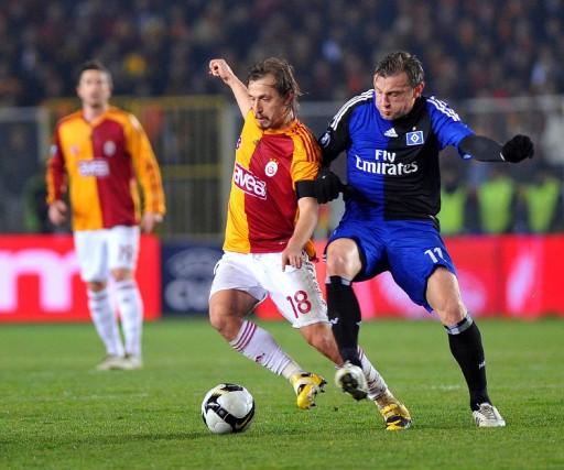 G.Saray-Hambur maçında Ali Sami Yen tartihi günlerinden birini daha yaşarken protokol tribününde ağı isimler vardı.