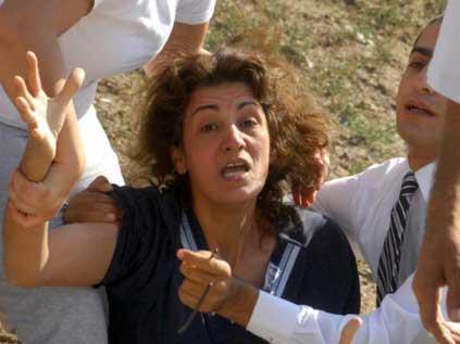 Trafik kazasında ölen Gökhan Dalmış (22)'ın acılı babası oğlunun cansız bedenine sarılarak ağlarken çevredeki vatandaşlar ve gazetecilerde gözyaşlarına boğuldu.