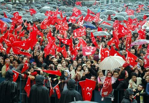 Milliyetçi Hareket Partisi Genel Başkanı Devlet Bahçeli'nin yerel seçim kampanyasında bugünkü durağı Manisa'ydı. Bahçeli, milli gelirdeki 560 milyarın hesabını sormazsam namerdim dedi.